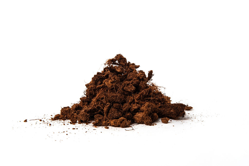 A pile of white peat with a 10-30mm particle size, classified as A-class, featuring a fibrous and structured texture, ideal for improving soil aeration, drainage, and plant root development in horticulture.