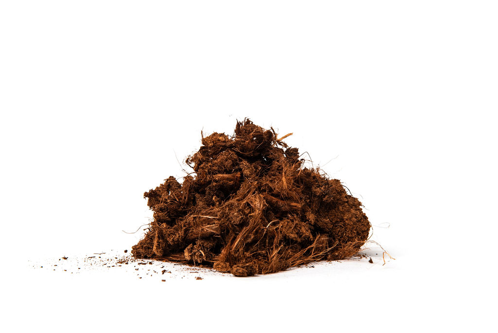 A pile of white peat with a 10-30mm particle size, classified as B-class, featuring a coarse and fibrous structure, ideal for improving soil aeration and moisture retention in horticulture.