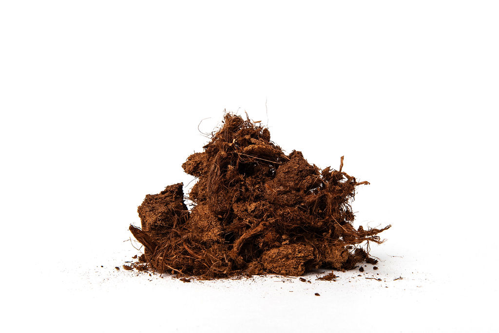 A pile of white peat with a 10-40mm particle size, classified as A-class, featuring a fibrous and coarse structure, ideal for improving soil aeration, moisture retention, and plant root development in horticulture.