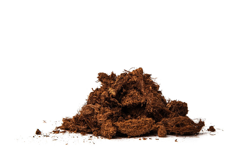 A pile of white peat with a 10-40mm particle size, classified as B-class, showcasing its fibrous and coarse texture, ideal for improving soil aeration, moisture retention, and plant growth in horticulture.