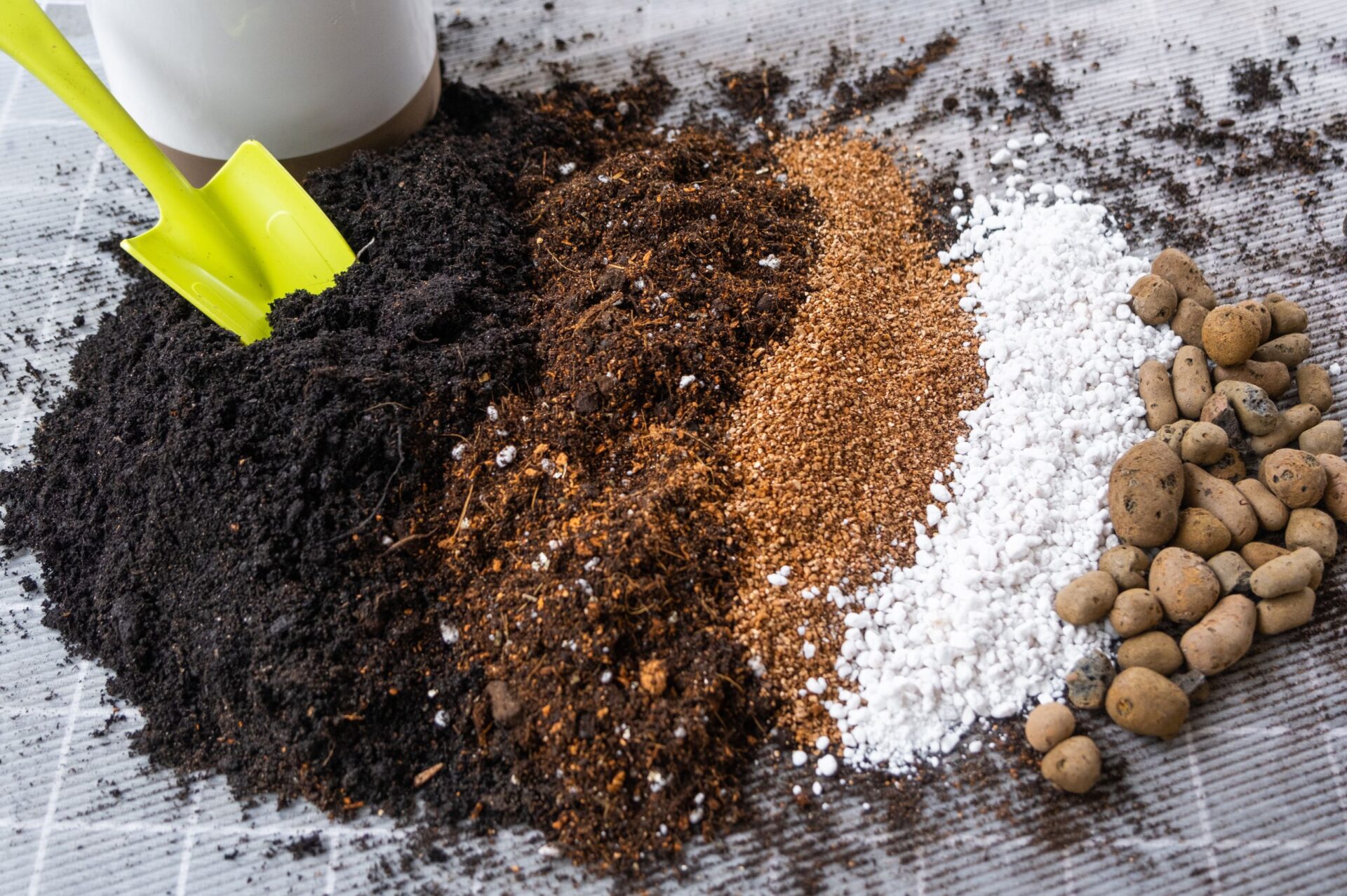 A mix of different substrate components, including black peat, brown peat, vermiculite, perlite, and clay pellets, showcasing ETEPEK's ability to create customized peat moss products for professional growers.