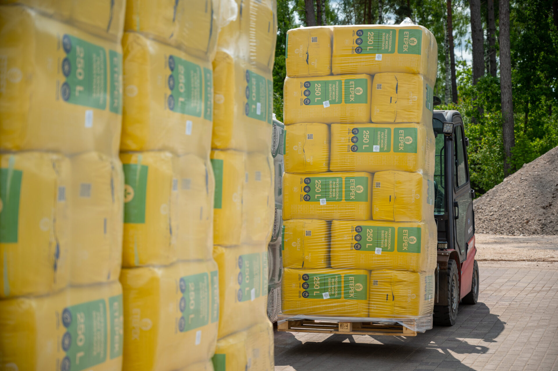 Stacks of ETEPEK 250L peat moss products being transported on a forklift, highlighting efficient logistics and high-quality substrates for professional growers.