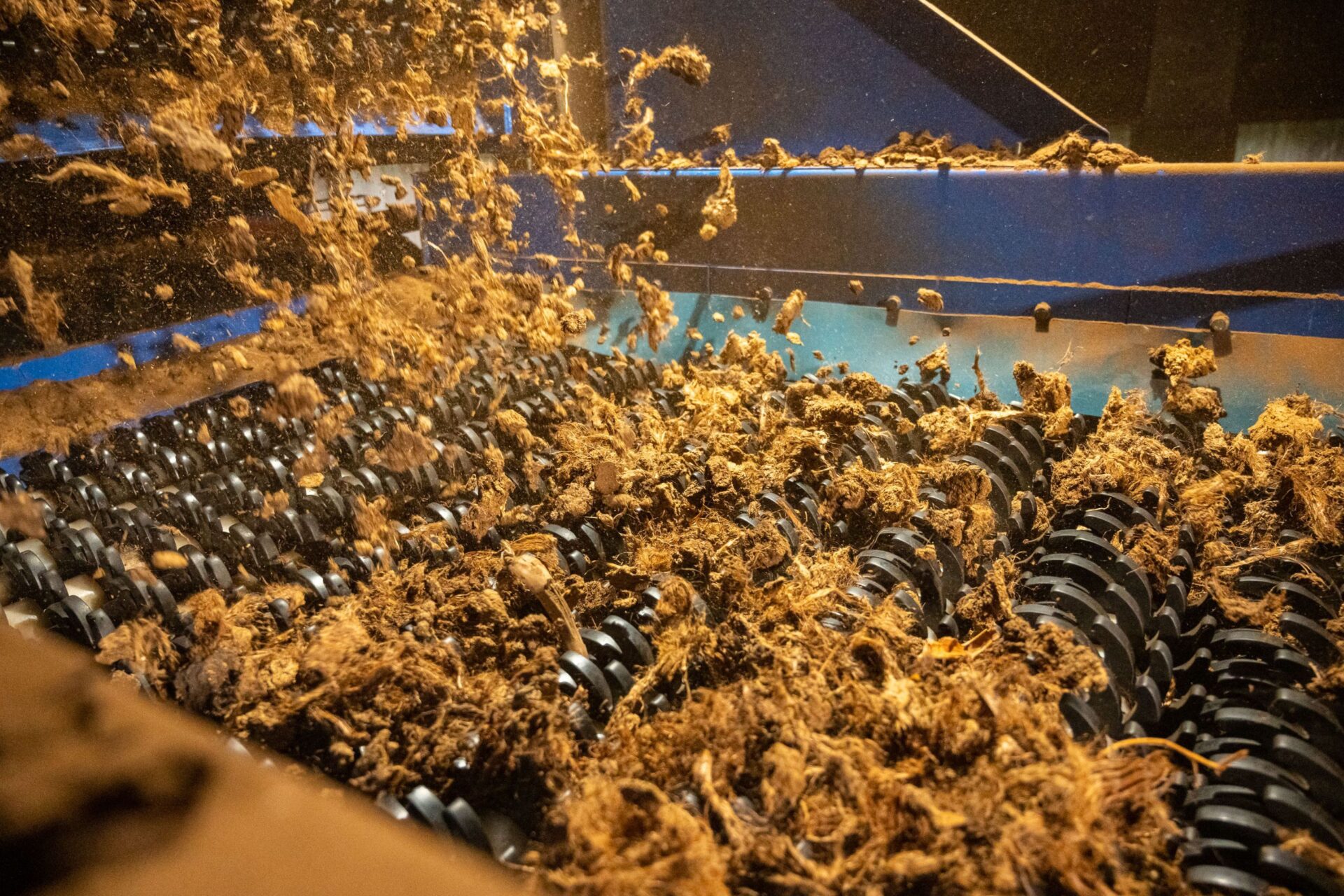 Close-up of a peat screening machine in action, separating and processing peat moss for high-quality substrate production at ETEPEK.