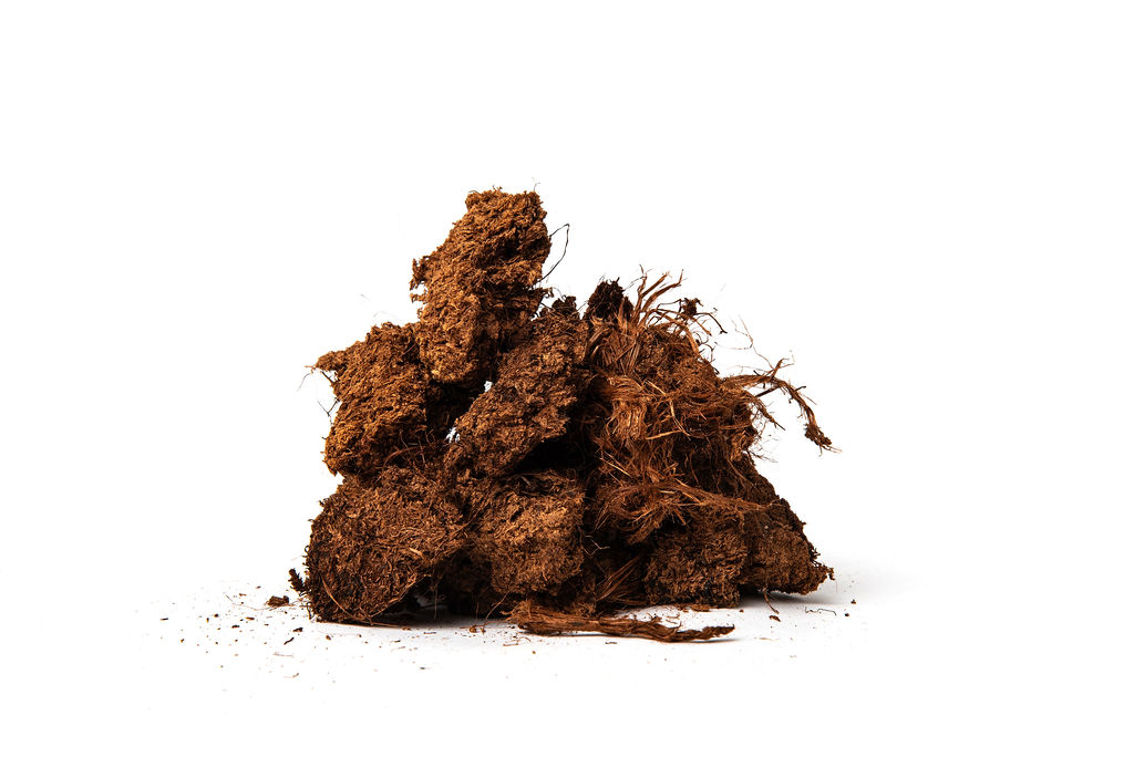 Pile of white peat (20-40mm, A-class) with fibrous, coarse structure for soil aeration, moisture retention, and plant growth.