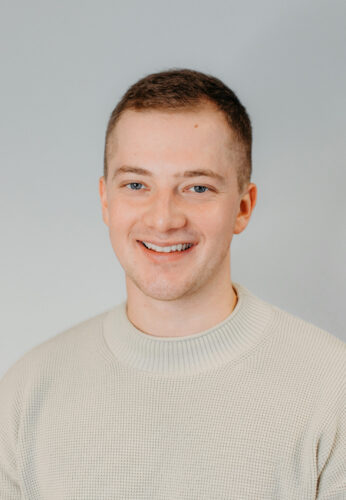 Portrait of Valters Ignaskovs, Sales agent at ETEPEK, smiling and dressed in a light sweater.