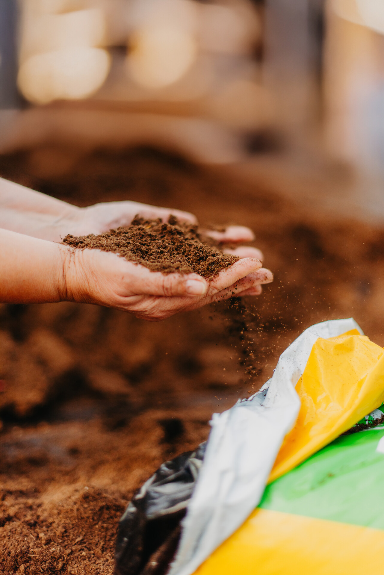 Hands holding ETEPEK peat moss from an open bag during recovery or inspection process" Let me know if you want a version focused on texture, product use, or another detail